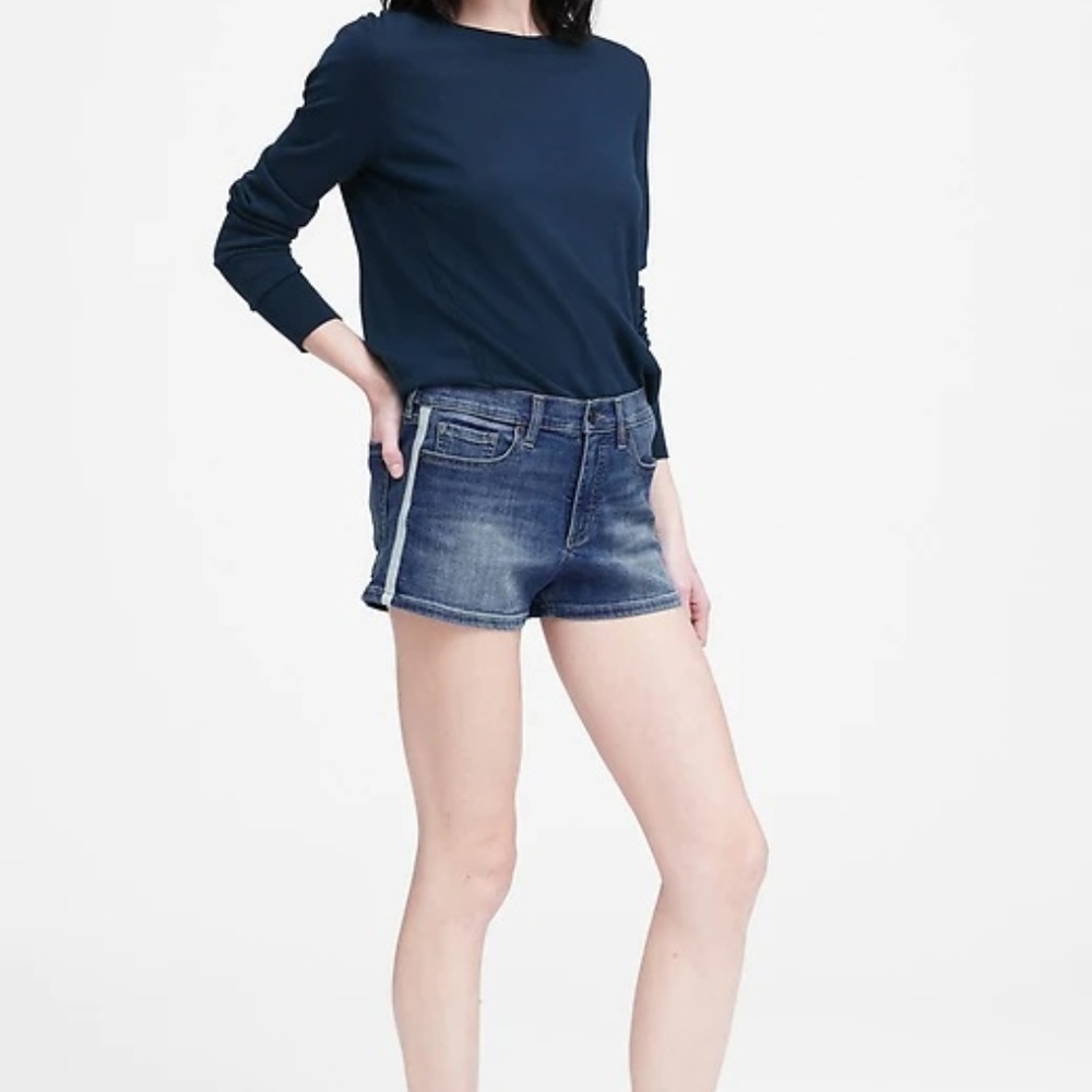 NWT Banana Republic  Mid-Rise Side-Stripe 3" Short